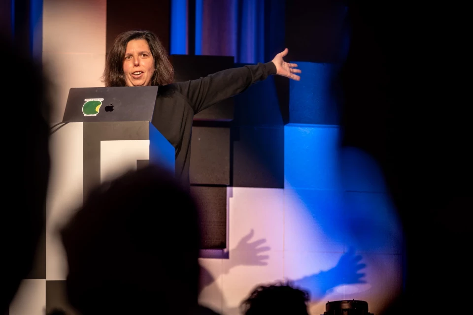 Liza Enebeis (Studio Dumbar) auf der Typo St. Gallen, November 2023