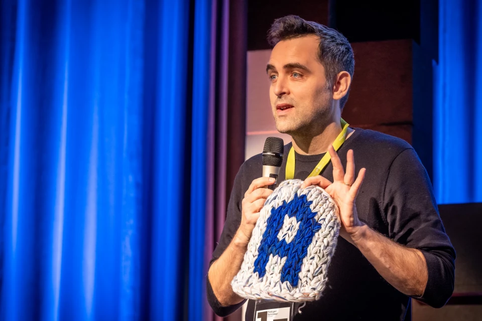 Rüdiger Schlömer (Type knitting) auf der Typo St. Gallen, November 2023