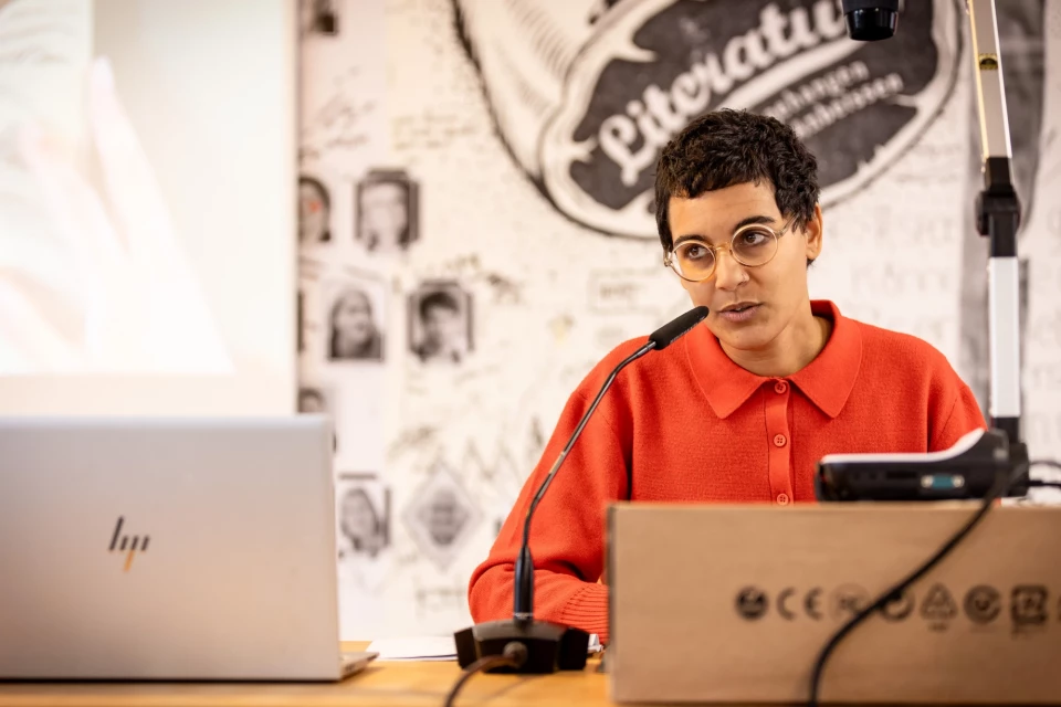 Julia Martt stellt Graphic Novels der Edition Moderne vor, auf der Typo St. Gallen, Bibliothek Hauptpost, November 2023